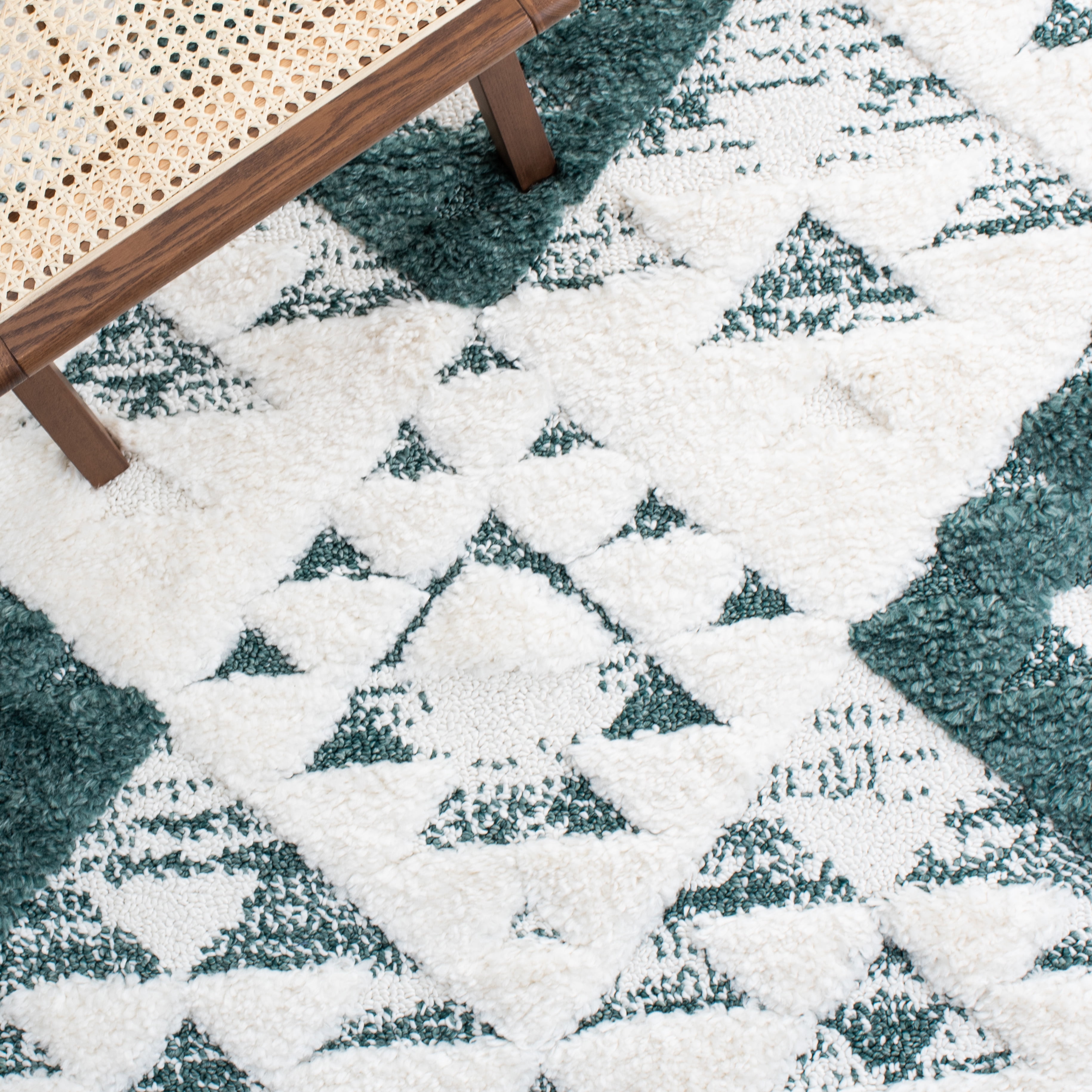 SAFAVIEH Moroccan Tassel Larry Geometric Shag Area Rug, Green/Ivory, 5'3" x 7'6"