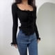 thumbnail image 4 of Blusa Corta con Volantes y Botones de Larga Acampanada para Mujer Negro L, 4 of 7