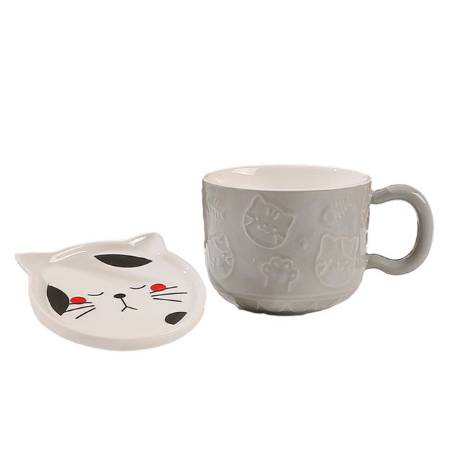taza de desayuno de gato con relieve de dibujos animados de cerámica de 480ml taza gris Ormromra, vista frontal centrada de taza redonda con asa y relieves de caras de gato, interior blanco y platillo con cara de gato impresa sobre fondo blanco; adecuada para café, té o leche y puede usarse como regalo para estudiantes o en el hogar.
