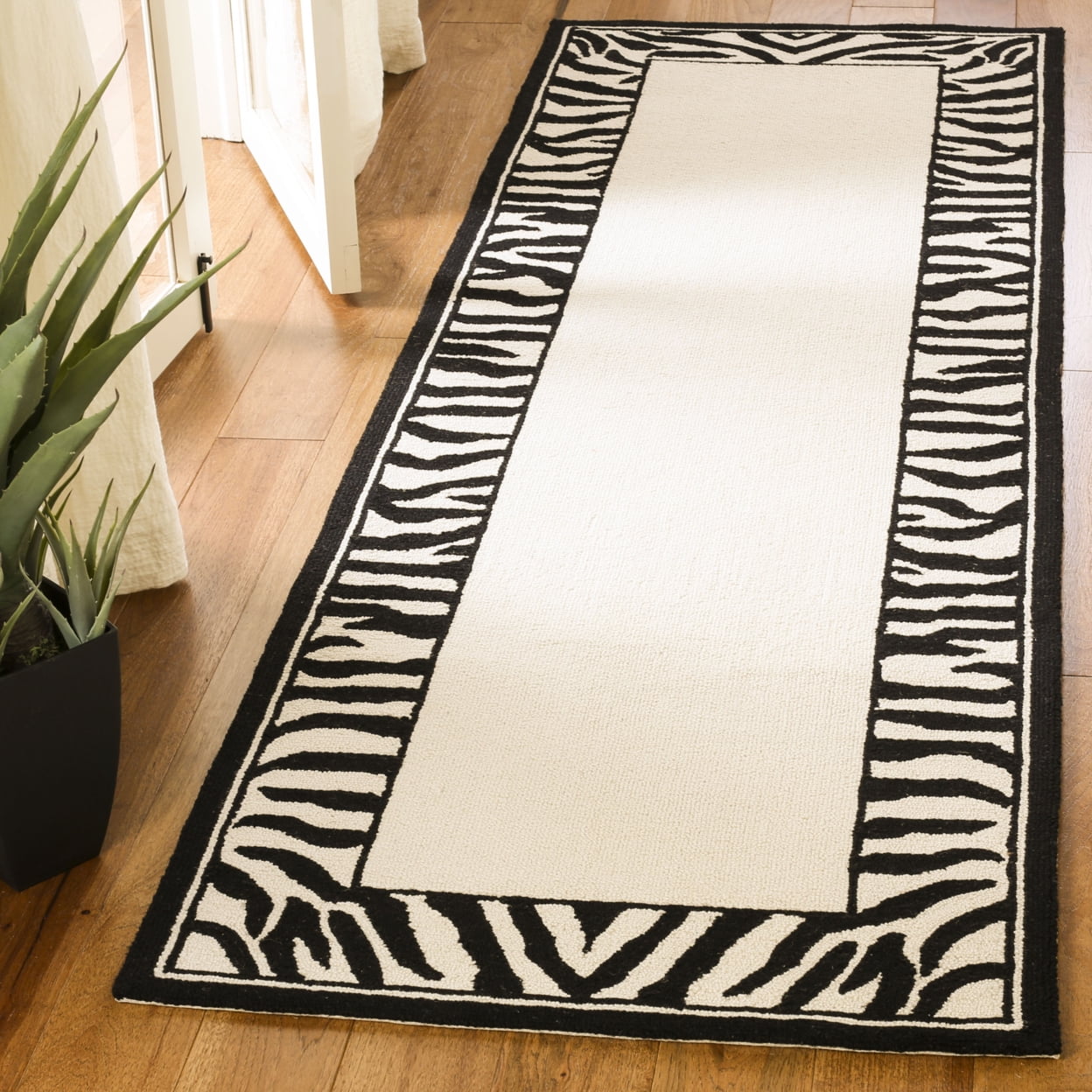 SAFAVIEH Chelsea HK731A Hand-hooked White / Black Rug