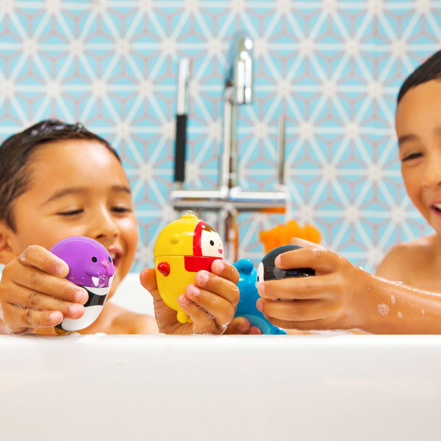 Munchkin CleanSqueeze™ Mold-Free Bath Squirts - Scuba & Shark