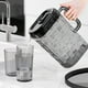 thumbnail image 1 of Almacenamiento y organización de oficina, jarra de plástico para bebidas, botella transparente para agua helada, jarra con tapa y asa acanalada para bar y hogar, botella de agua de 2000 ml., 1 of 7
