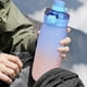 thumbnail image 4 of Botella deportiva Gradient | Gran capacidad de 900 ml | Tapa 2 en 1 con pajita y sorbete | Asa portátil | A prueba de fugas | Para gimnasio, senderismo y escuela, 4 of 6