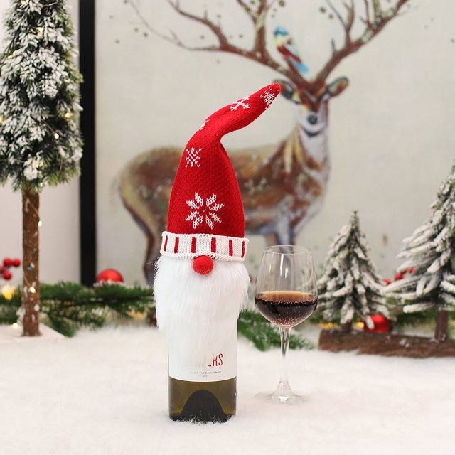 Juego de botella de vino con muñeco de dibujos animados sin rostro y tela tejida para decoración navideña.