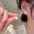 thumbnail image 2 of Pendientes de Botón Yuxing Conejito de Perlas Sintéticas para Mujer, 2 of 5
