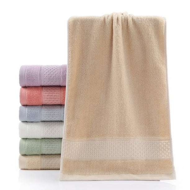 Toalla de algodón suave: gruesa, absorbente y delicada para rostro y cuerpo. Un elemento esencial y versátil para el baño.