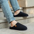 thumbnail image 2 of Pantuflas VeraCosy de pana para hombre, tipo slip-on, antideslizantes, con memoria de espuma, 2 of 8