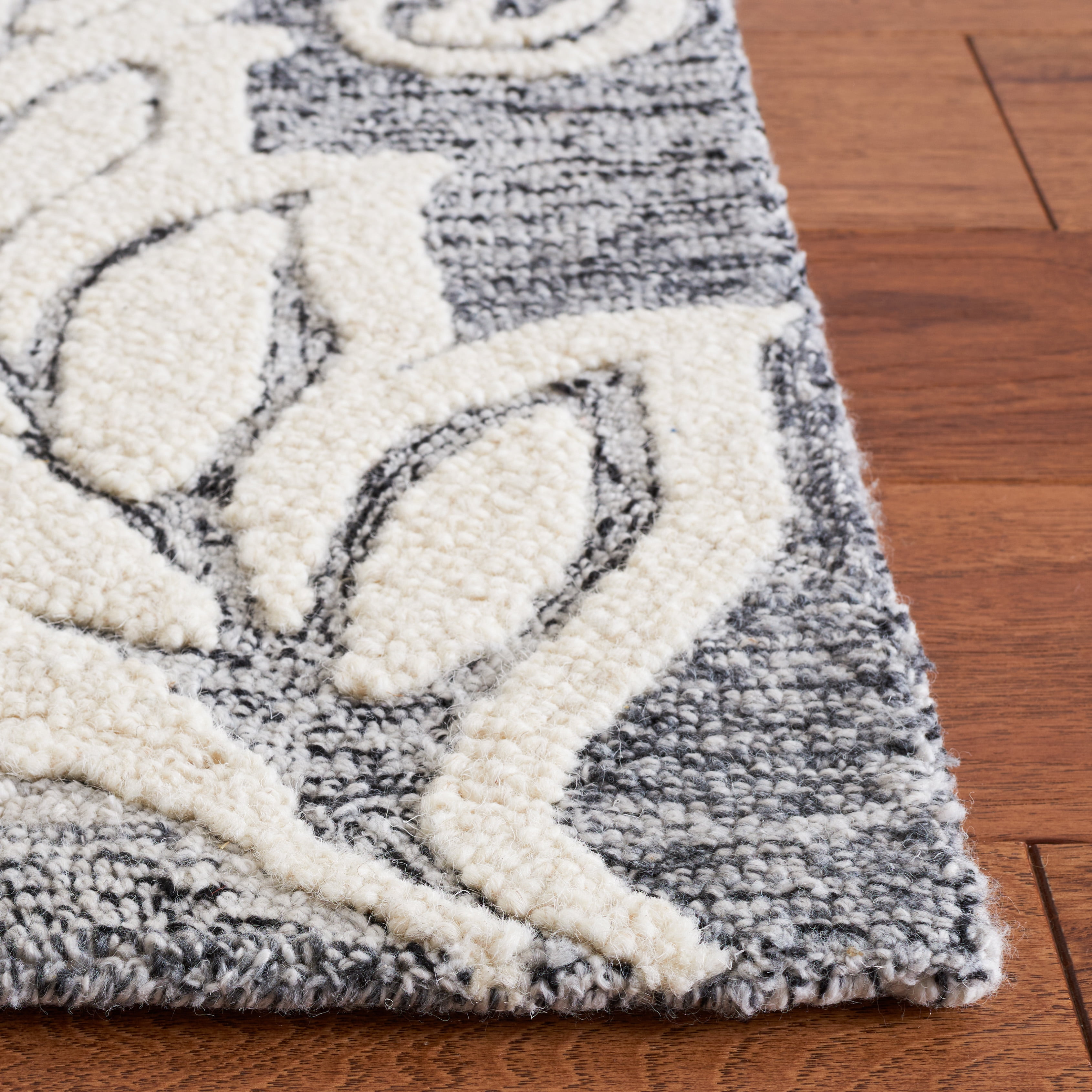 SAFAVIEH Jardin Isidor Floral Area Rug, Black/Ivory, 6' x 9'