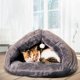 thumbnail image 4 of Cama para gatos en forma de zapatilla, cálida y cómoda para invierno, hecha de peluche ártico y algodón PP, disponible en rosa rojo, tamaño S, ideal para mascotas de hasta 4kg., 4 of 6