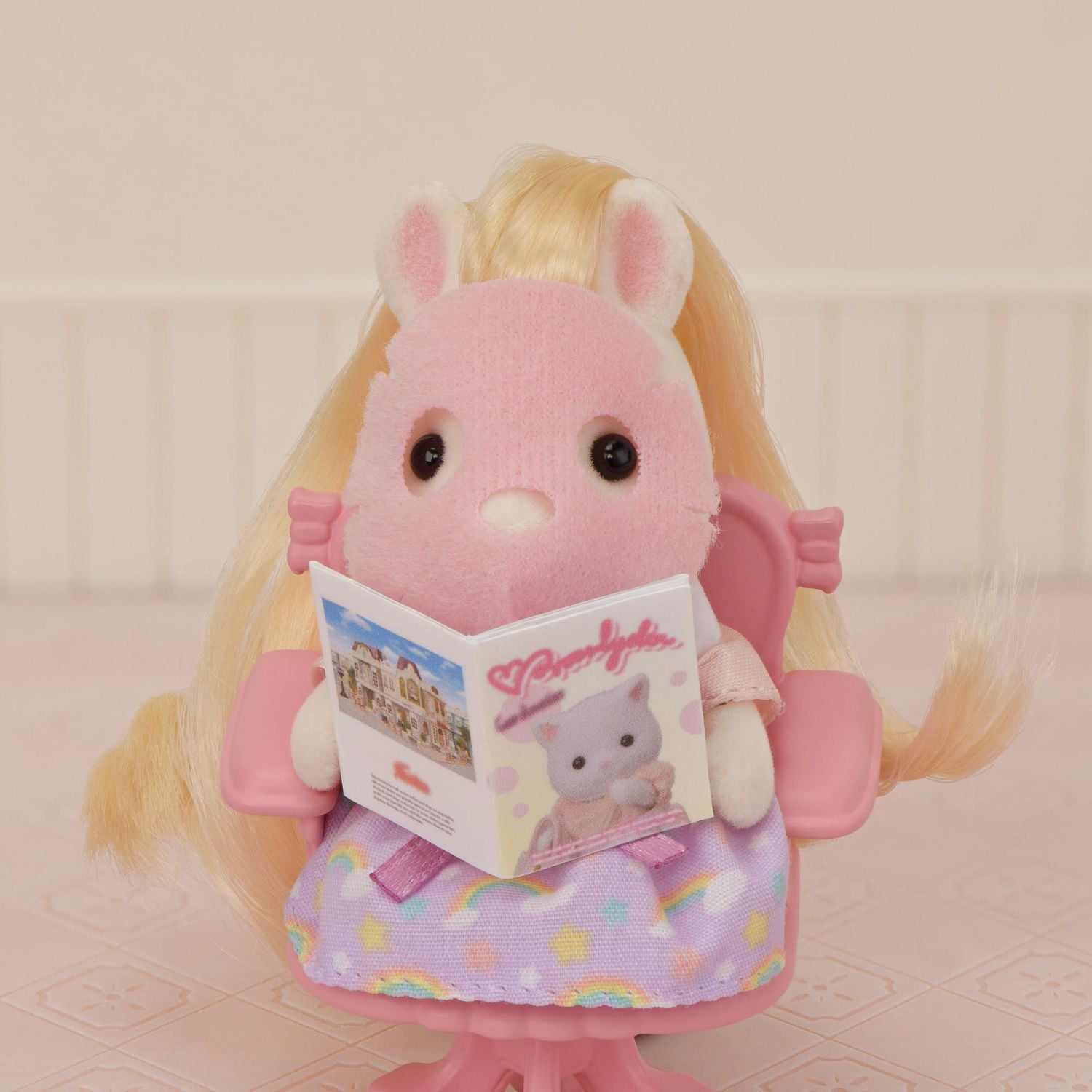 Salon de coiffure élégant de Calico Critters Pony, ensemble de jeu de maison de poupée avec figurine et accessoires