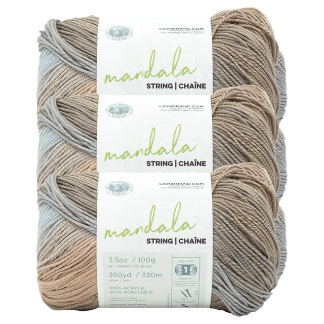 Lion Brand Mandala® Fil à Ficelles #1 Superfin/à Doigts 100 G/320 m 3 Pelotes Empilées, Montrant du Fil Acrylique 100 % à Rayures Autonomes en Tons beige, taupe et Gris avec Étiquettes Détaillant le Poids, la Longueur, la Teneur en Fibres et des instructions d'Entretien, Convient aux Lacets, Châles et Accessoires.