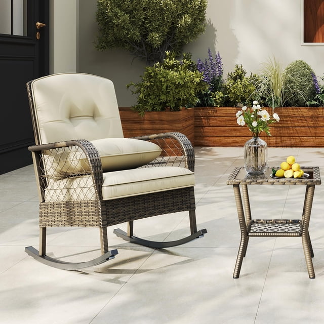Juego de 2 Sillas Mecedoras de Ratán – Color Marrón – Cojines Beige – Mesa Incluida – Resistentes a la Intemperie – Jardín o Patio – Muebles de Exterior 3 Piezas