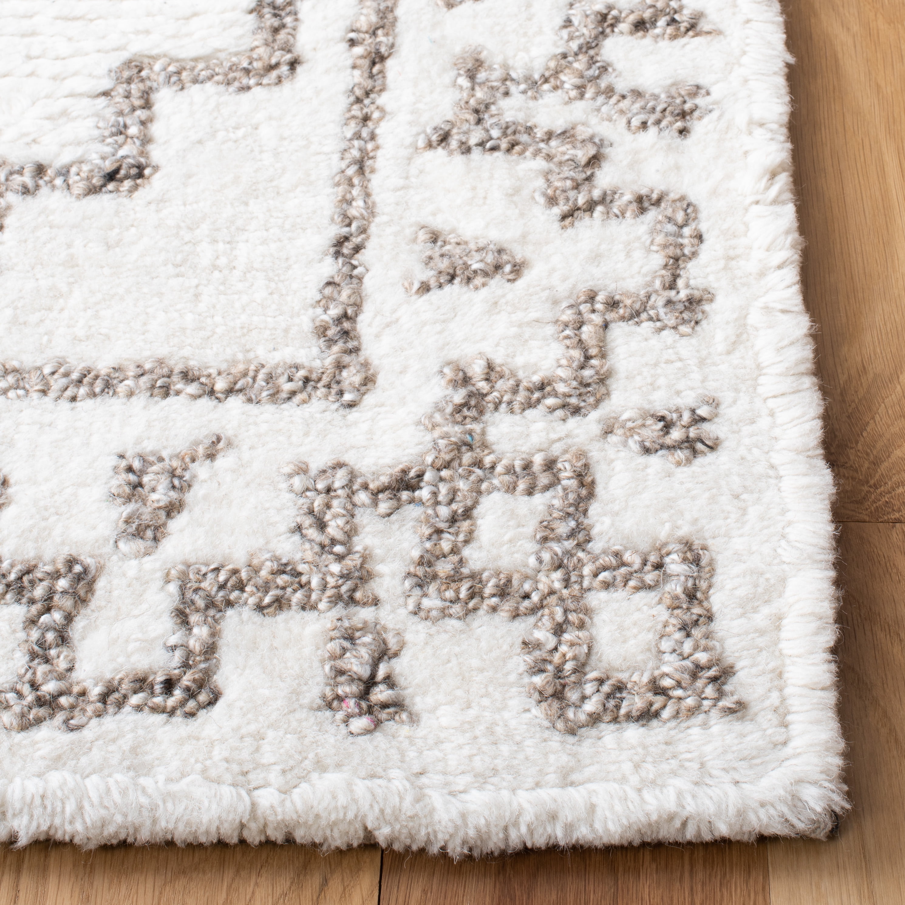SAFAVIEH Casablanca Lidija Geometric Area Rug, Ivory/Taupe, 6' x 9'