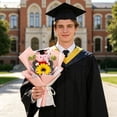 thumbnail image 5 of Ramo de peluches con aroma a girasoles para graduación: un adorable peluche con aroma a girasoles, tejido suave y decoración festiva para ceremonias o fiestas de graduación., 5 of 5