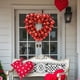 thumbnail image 5 of Corona decorativa de corazón rojo | Decoración romántica floral de plástico para puertas y paredes | 30 x 30 cm, decoración navideña y del hogar, 5 of 6