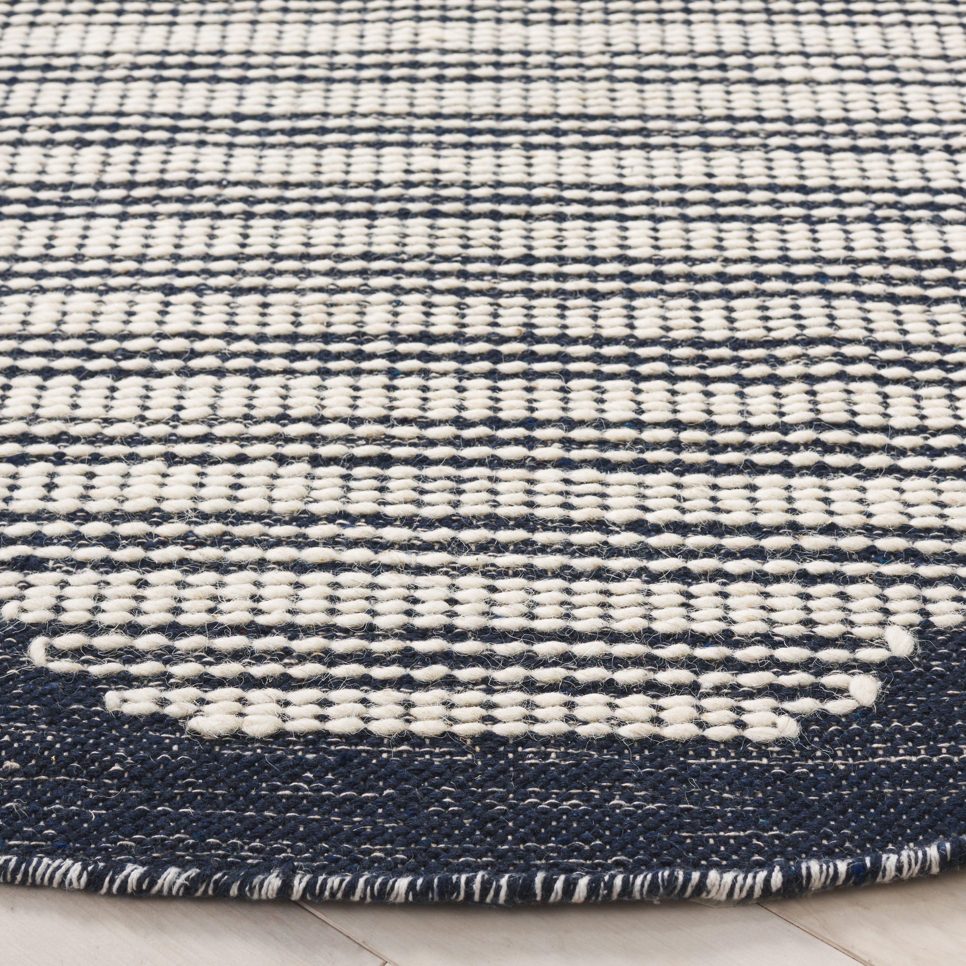 SAFAVIEH Ebony Ainsley Modern Area Rug, Ivory/Navy, 6' x 6' Round