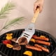thumbnail image 5 of Espátula para parrilla 5 en 1 con cuchillo, tenedor, abridor de botellas y herramientas para barbacoa giratoria. Un juego de accesorios para parrillas al aire libre. Pala para barbacoa de 18 pulgadas, 5 of 8