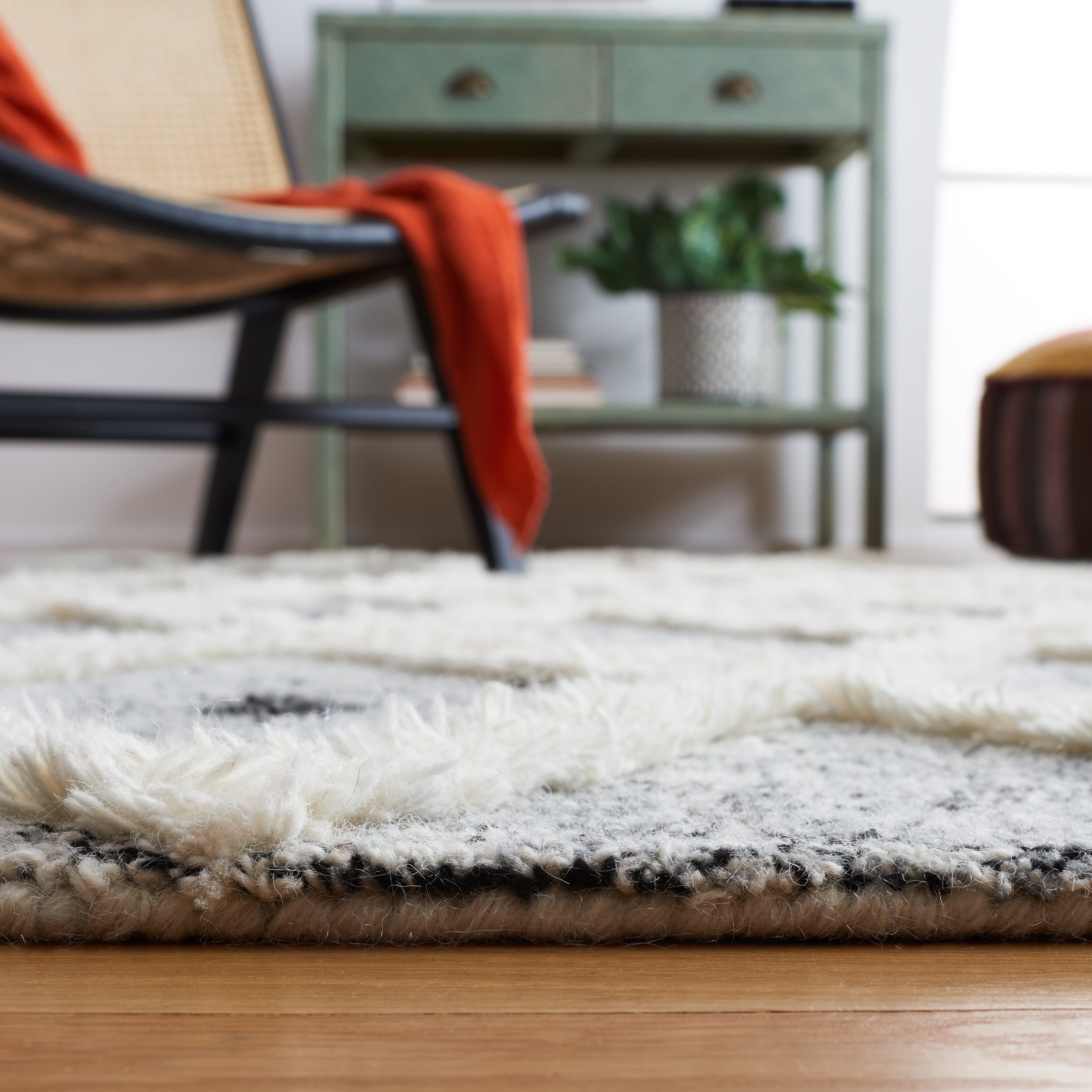 SAFAVIEH Casablanca Cara Diamond Area Rug, Black/Ivory, 6' x 6' Round