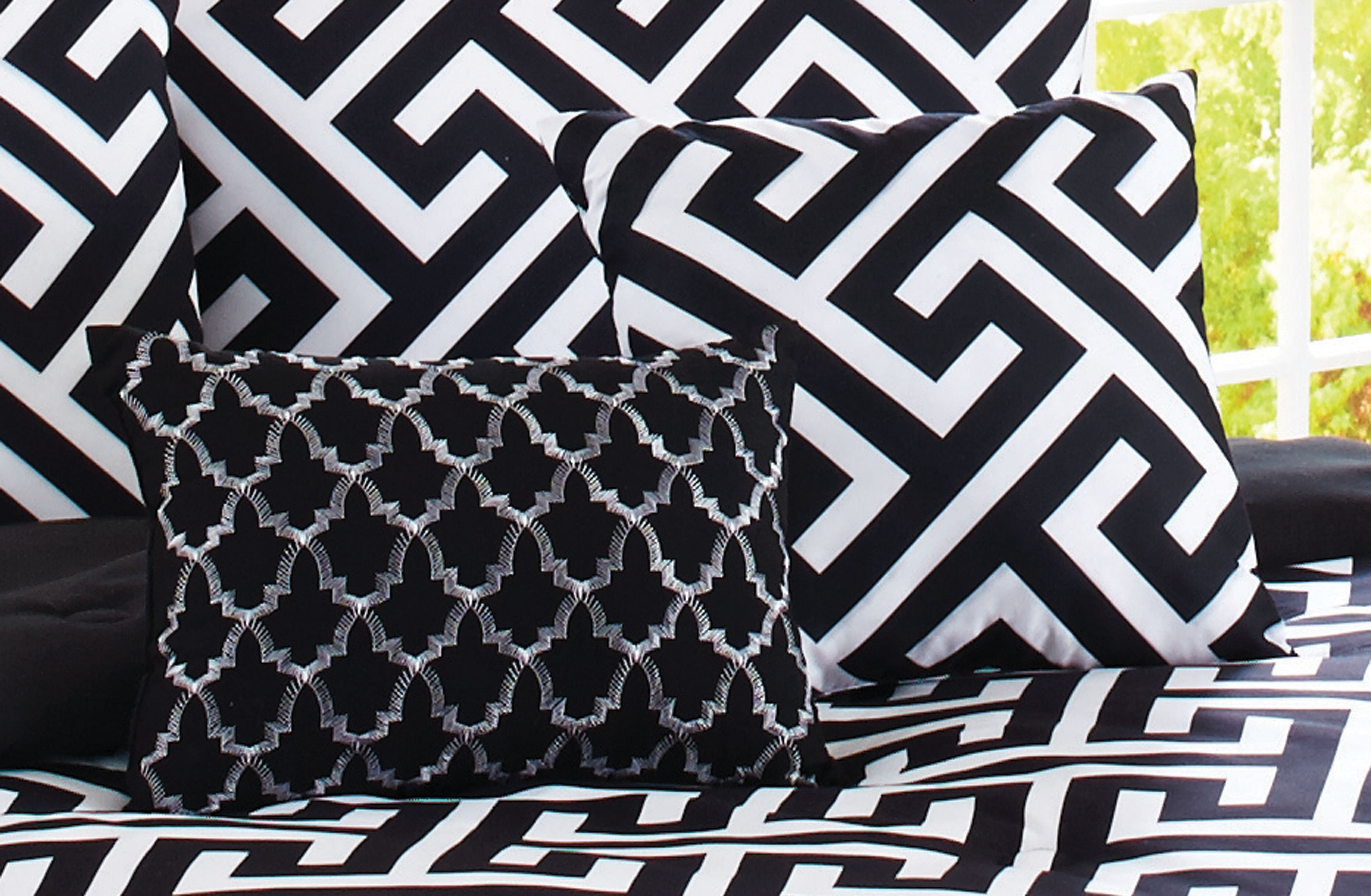 Better Homes & Gardens Black and White Greek Key 5-Piece Comforter Set with Decorative Pillows, King