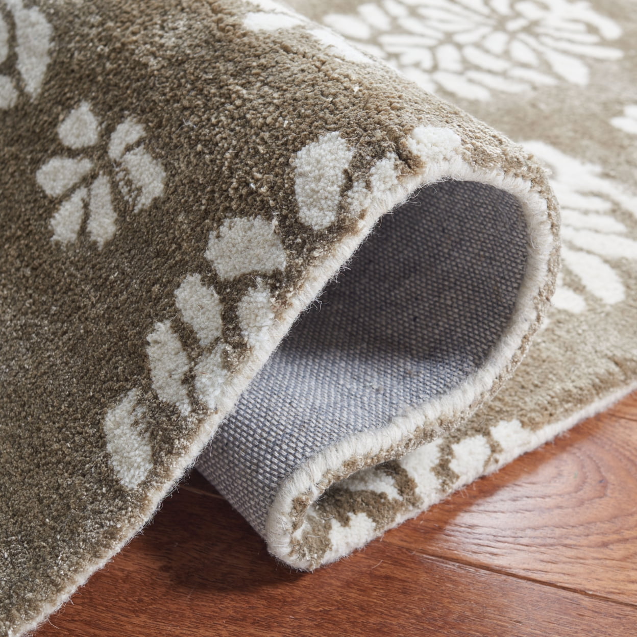 SAFAVIEH Soho Alicia Floral Wool Area Rug, Beige/Ivory, 7'6" x 9'6"