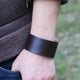 thumbnail image 5 of Pulsera ajustable de cuero Yinane Punk Unisex Negro, 5 of 8