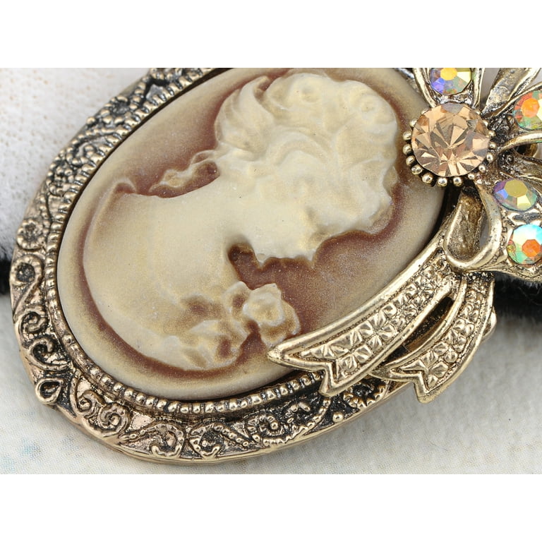 Victorian lady deals brooch