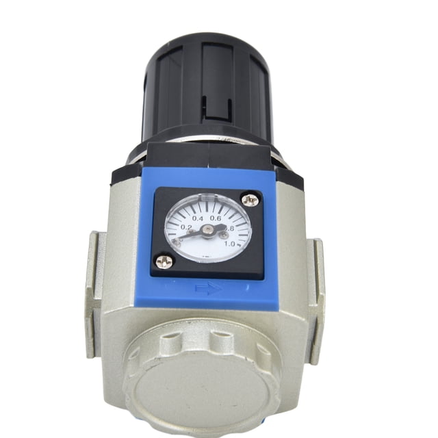 válvula reguladora de presión, autoblocante, fácil de instalar, regulador de compresor de aire de aleación de aluminio de 20 a 130 psi con manómetro cuadrado para sistema de — vista frontal 3/4; cuerpo de aleación plateado con marco azul que aloja un manómetro cuadrado (escala 0–1.0 MPa), perilla de ajuste frontal y carcasa plástica negra; entradas laterales visibles; para compresor y aplicaciones de plomería en rango 0.05–0.9 MPa (20–130 psi).