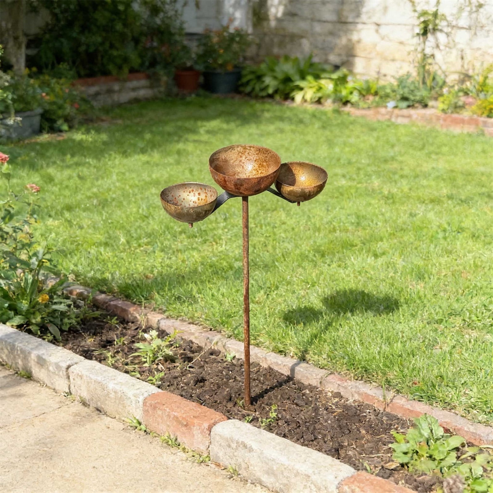 Rusty Rain Catcher Garden Stake, Adjustable Metal Bird Feeder & Bird Bath Bowl, Rustic Vintage Outdoor Garden Decor for Lawn Yard Landscaping, Attract Birds & Beneficial Insects