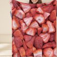 thumbnail image 5 of Manta de tiro con patrón de fresa, poliéster que no destiñe, cómoda, cálida y fina manta para dormir para dormitorio de 47,2 x 59,1 pulgadas, 5 of 5