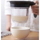thumbnail image 3 of Innovadora herramienta para separar grasas y aceites, válvula de cierre de silicona con agarre antideslizante para una limpieza fácil, separador de salsa de cocina con liberación inferior, mejora el, 3 of 5