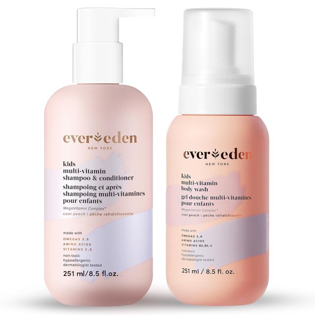 champú y acondicionador 2 en 1 + set de gel de baño evereden kids Dos envases frontales de 251 ml: a la izquierda botella rosa con dosificador etiquetada como kids multi‑vitamin shampoo & conditioner; a la derecha frasco durazno con bomba de espuma para kids multi‑vitamin body wash; diseño minimalista con franjas lila y crema y logotipo Evereden; formulado para niños a partir de 3 años según la ficha.