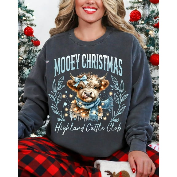 Mooey Christmas Highland Cow Sweatshirt, Coquette Holiday Heifer Shirt, Farmhouse Christmas Light Graphic SWEATSweatshirtfor Winter Fun