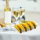 thumbnail image 5 of Soporte para tacos Soporte para tacos de acero inoxidable Soporte para conchas de tacos Bandeja para tacos Estante para tacos mexicanos en forma de onda para tortillas, burritos, perritos calientes, 5 of 5