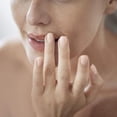 thumbnail image 3 of Bálsamo Labial Vaseline Rosy con Aceite de Rosa y Almendra, 3 of 9