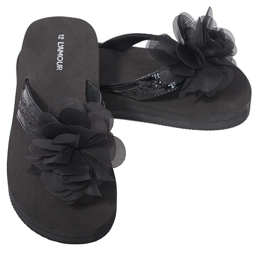girls black flip flops