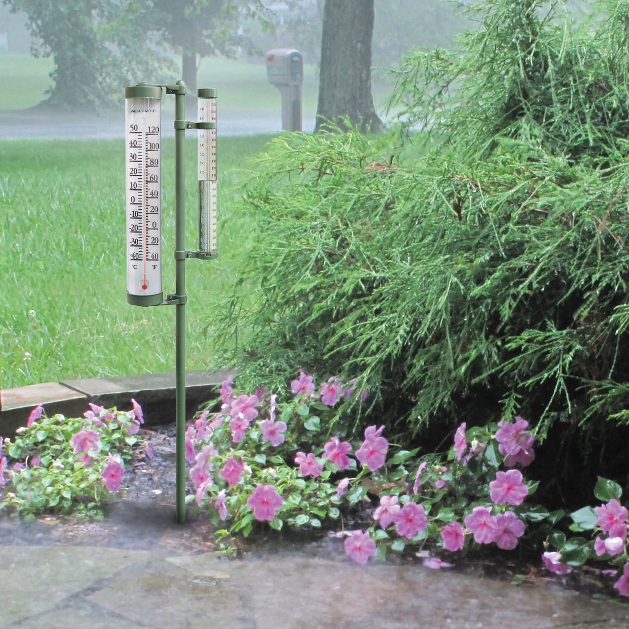 AcuRite 8-Inch Rain Gauge & Thermometer Swiveling Combo (02345A3)