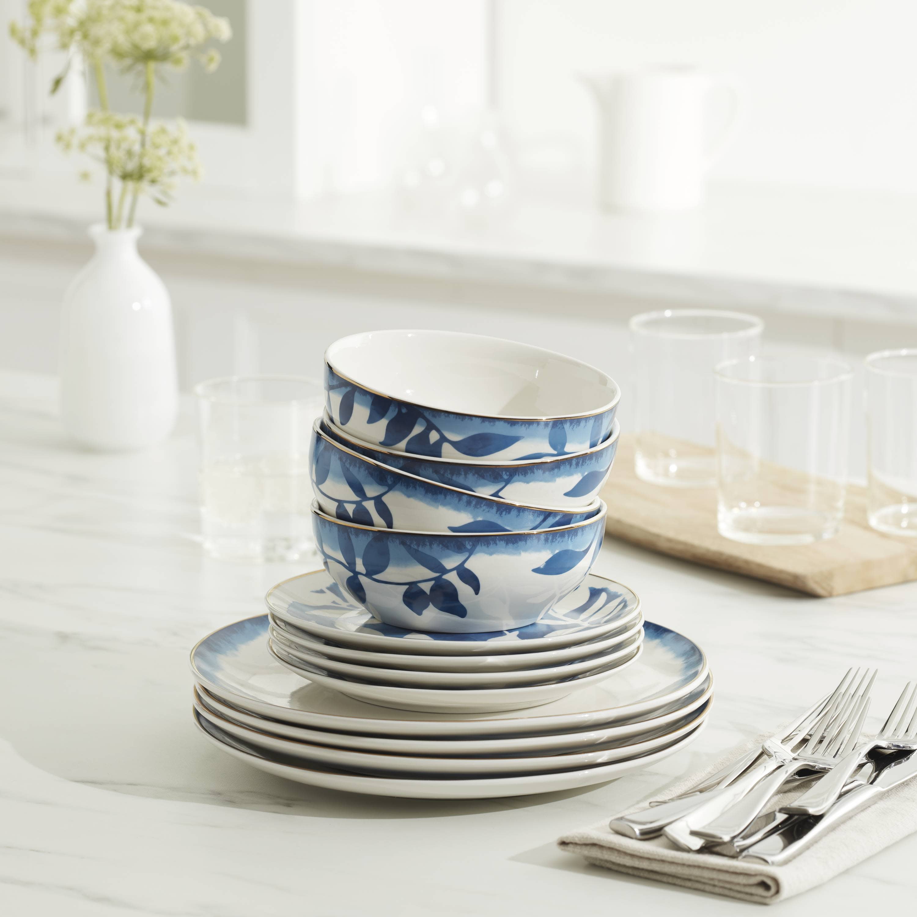 Oneida Entertain 365 12-Piece Aura Blue & White Porcelain Tableware Set (Service for 4)