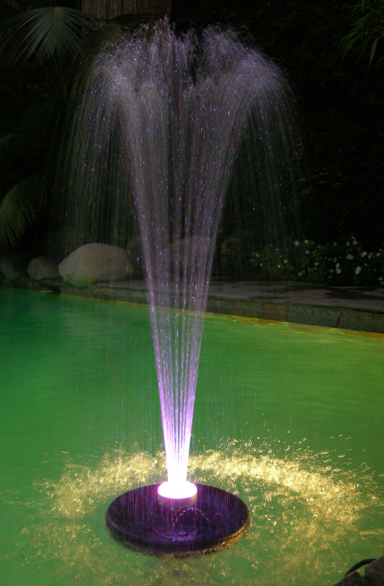 Alpine Corporation 550 GPH Floating Spray Fountain Pump with LED Lights ...