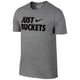 thumbnail image 1 of Camiseta gráfica Nike Just Buckets para hombre gris grande, 1 of 1