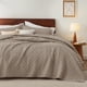 thumbnail image 1 of Colchas ligeras Quilt Bedsure, tamaño king, color topo, 1 of 7