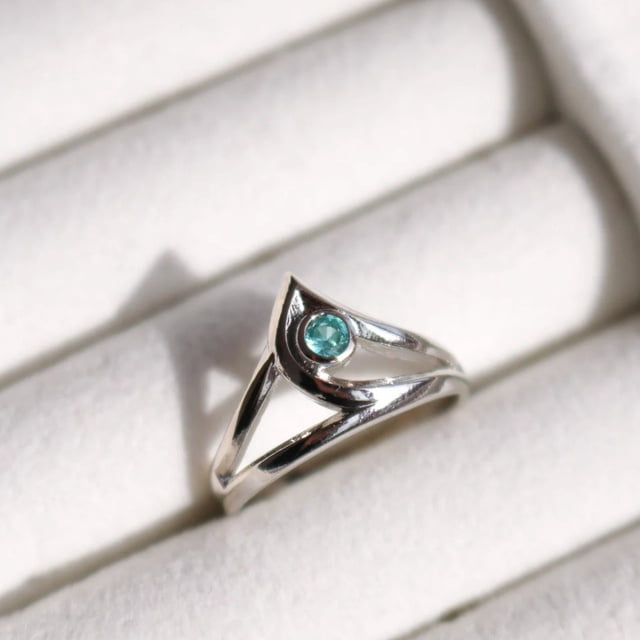 juego valorant sage gamer anillo ajustable para hombre mujer plata chapado azul diamantes de imitación joyería cosplay regalo — anillo unisex plateado con silueta en V y montura curva, rhinestone azul central brillante, banda ajustable de aleación de zinc con acabado pulido; primer plano sobre cojín blanco, a menudo usado para complementos de cosplay y como regalo para fans.