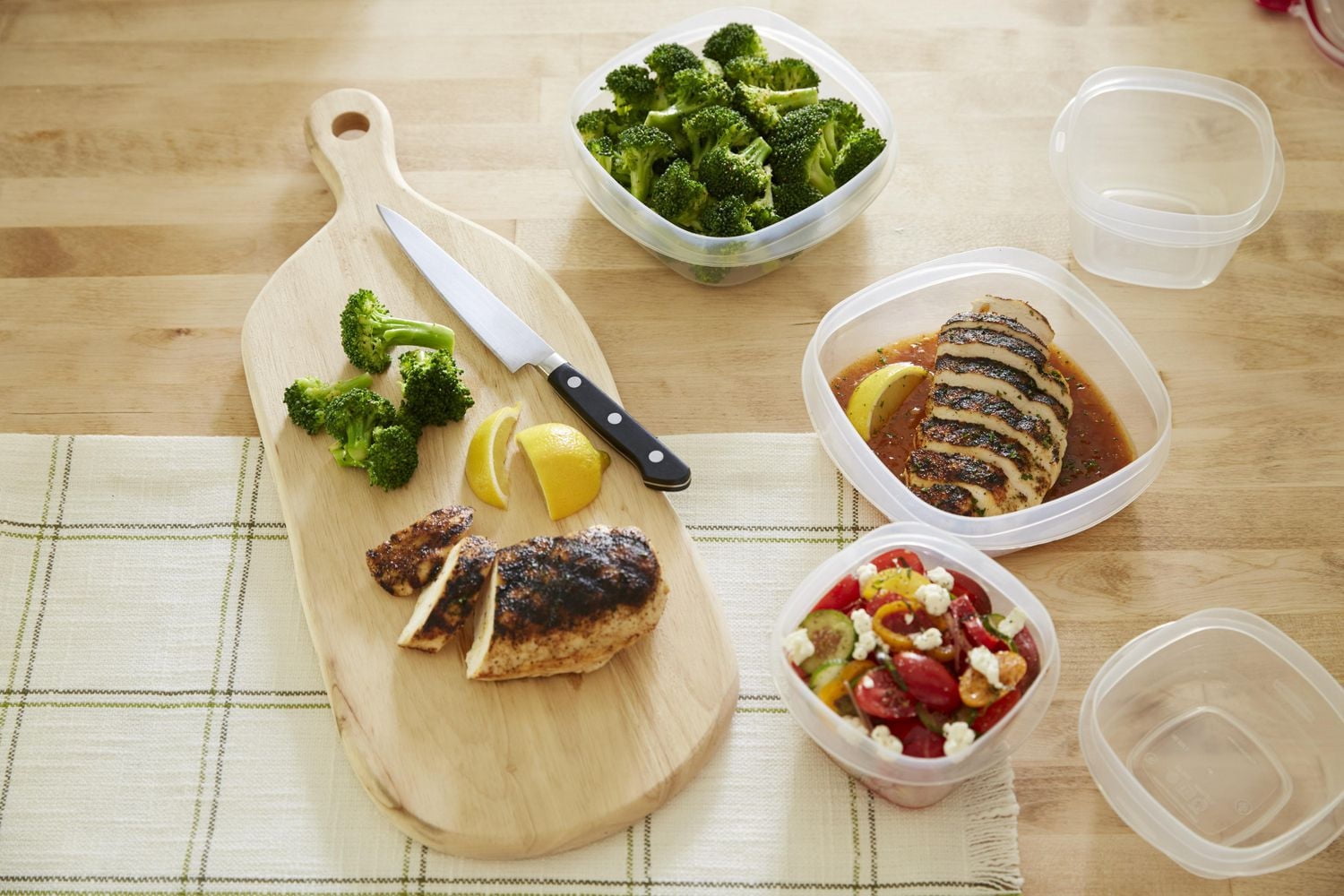 Rubbermaid Easy Find Lids Food Storage Container, 9 Cup, Racer Red