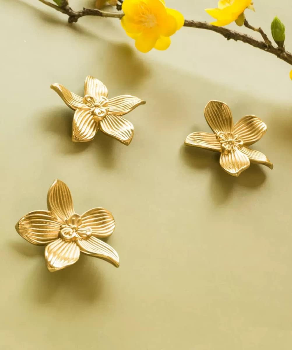 ABCISI Flower Cabinet Knobs, Brushed Gold, 8 Pack, Zinc Alloy Decorative Hardware, Decorative Handles for Furniture, Vanity, Kitchen, Closet, Bathroom, Unique Antique Pull