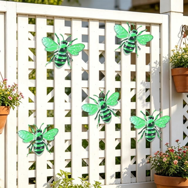 Adorno colgante de hierro para jardín – Adorno de mariposa de metal pintado a mano para valla exterior, patio o terraza – Artesanía rústica resistente a la intemperie