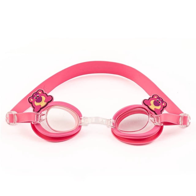 goggles toy story diseño lotso Rosa goggles de natación, vista frontal centrada con montura y correa rosa; lentes transparentes con protección UV y tratamiento antiempañante, puente nasal y correa trasera ajustables; detalle decorativo Lotso (Disney Pixar Toy Story) en cada montura; diseño ergonómico que reduce entrada de agua, aptas para entrenamiento y protección deportiva, también usadas en clases de natación infantiles.