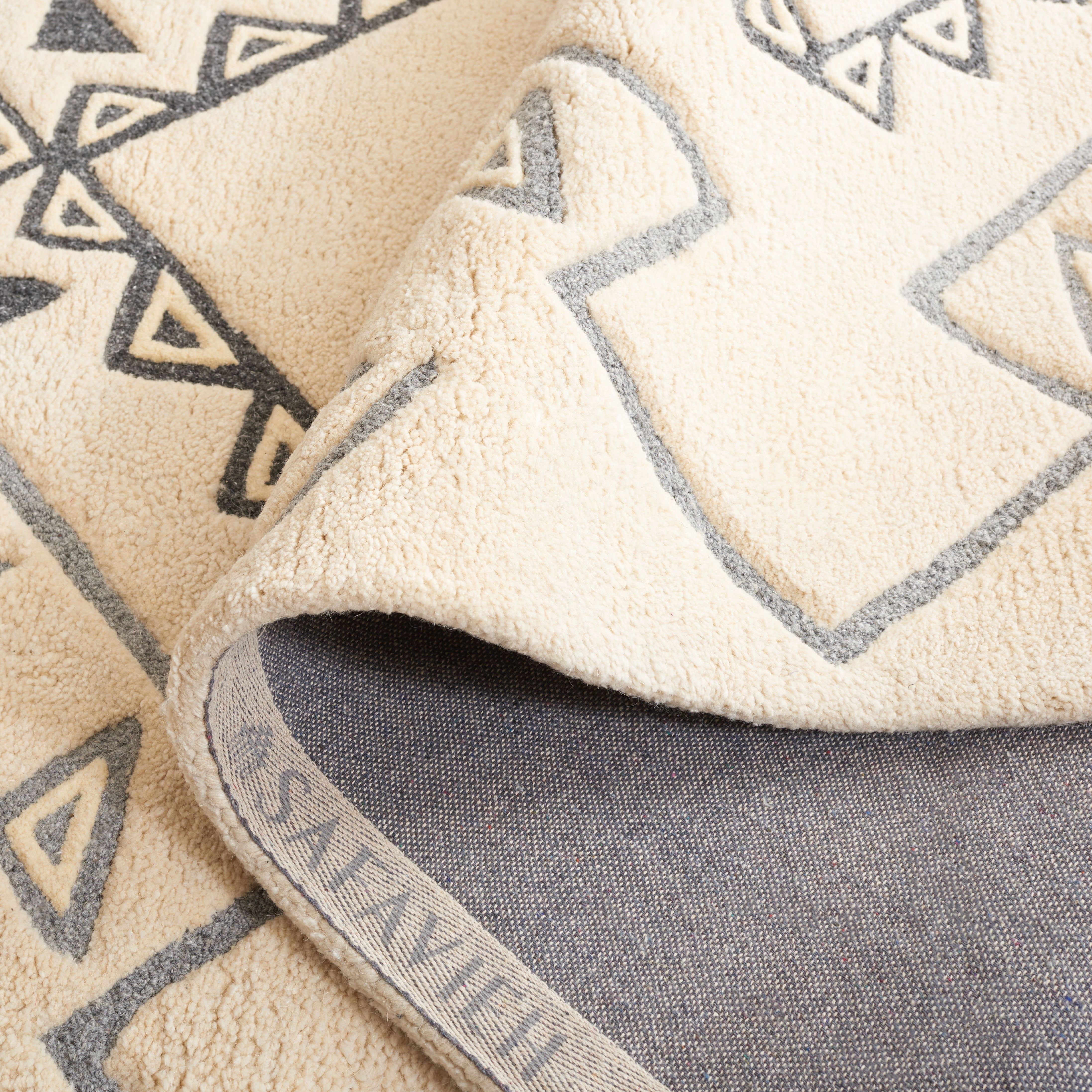 SAFAVIEH Casablanca Jerrie Aztec Shag Runner Rug, Ivory/Grey, 2'3" x 6'