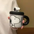 thumbnail image 1 of Taza de café de cerámica de aspecto elegante con dibujos animados de Snoopy, regalo con tapa para el hogar y la oficina, para parejas, 1 of 3