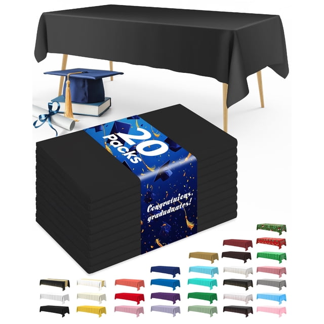 mantel desechable de plástico pureegg, 20 paquetes, 137 x 274 cm, color negro — mesa rectangular vista frontal cubierta con mantel negro liso de plástico PEVA; pila sellada de 20 manteles con banda que indica 20 packs y motivo de graduación; bordes colgantes en las esquinas y superficie que recoge derrames; también apto para mesas de buffet temporales.