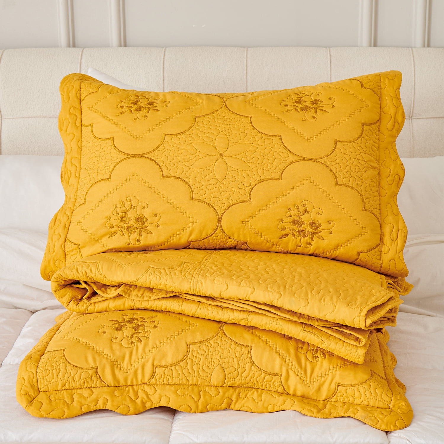 Evenhug Floral Embroidery Quilt Set,3-Piece King Diamond Floral Pattern Bedding Set,Soft Lightweight Bedspread for All Season(Gold,102"x90")