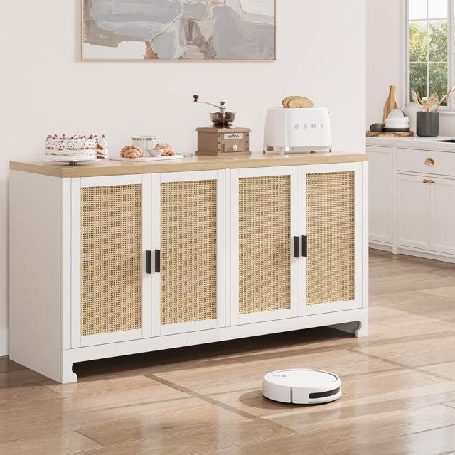 Buffet en Rotin de 60 Pouces - Bahut de Rangement Style Ferme avec 4 Portes et Tablettes Ajustables, Table Console Tressée pour Salle à Manger, Salon, Entrée, Blanc et Naturel